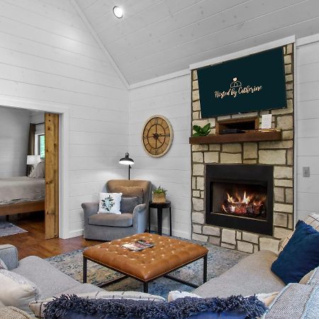 Stunning Luxury Cabin W Hot Tub And Fire Pit Holy Shiplap Is Perfect Romantic Couples Getaway Broken Bow Esterno foto