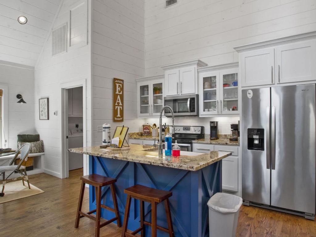 Stunning Luxury Cabin W Hot Tub And Fire Pit Holy Shiplap Is Perfect Romantic Couples Getaway Broken Bow Esterno foto