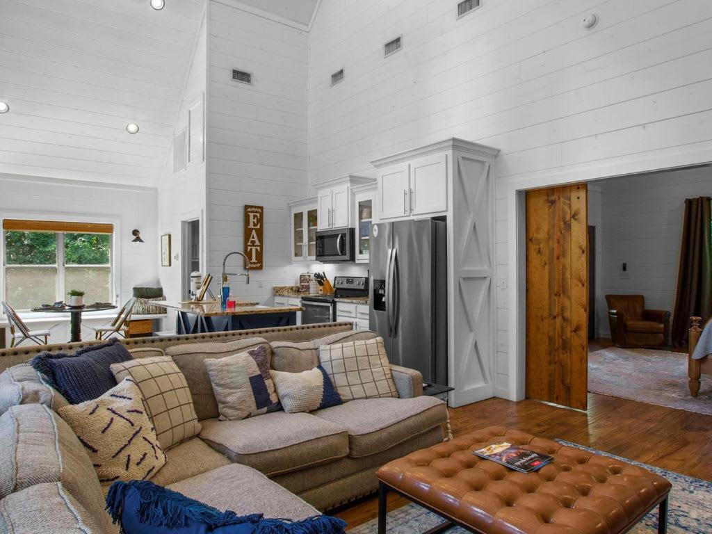 Stunning Luxury Cabin W Hot Tub And Fire Pit Holy Shiplap Is Perfect Romantic Couples Getaway Broken Bow Esterno foto