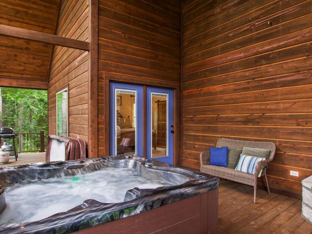 Stunning Luxury Cabin W Hot Tub And Fire Pit Holy Shiplap Is Perfect Romantic Couples Getaway Broken Bow Esterno foto