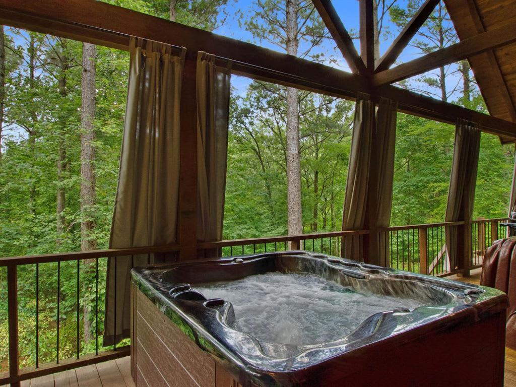 Stunning Luxury Cabin W Hot Tub And Fire Pit Holy Shiplap Is Perfect Romantic Couples Getaway Broken Bow Esterno foto